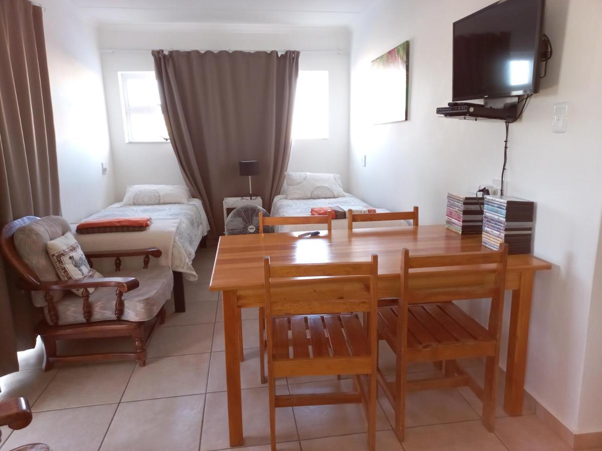 Come Home In Oudtshoorn Self-Catering Units Esterno foto